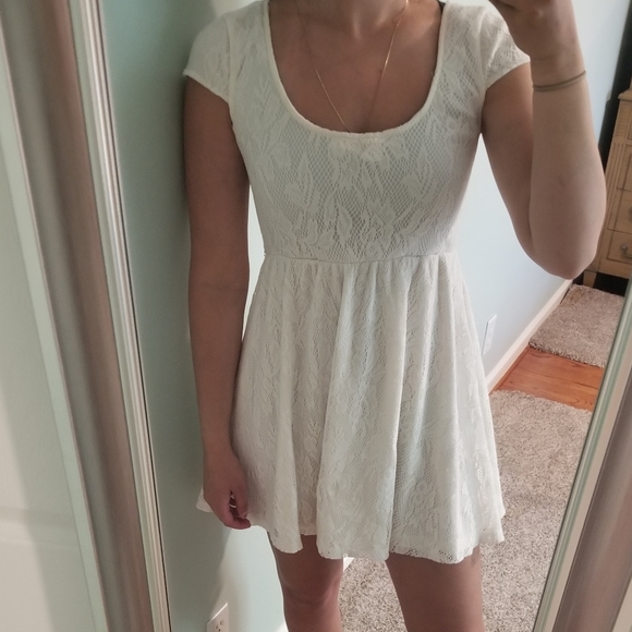 Lace skater dress with cap sleeves - Picture 2 of 5